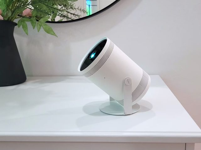 White Wall Turns Into a Giant Screen Instantly! Portable Projector Hands-On Experience